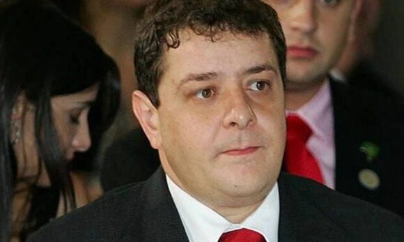 Defesa de Lulinha processa Flávio Bolsonaro por vídeo sobre fraudes no INSS