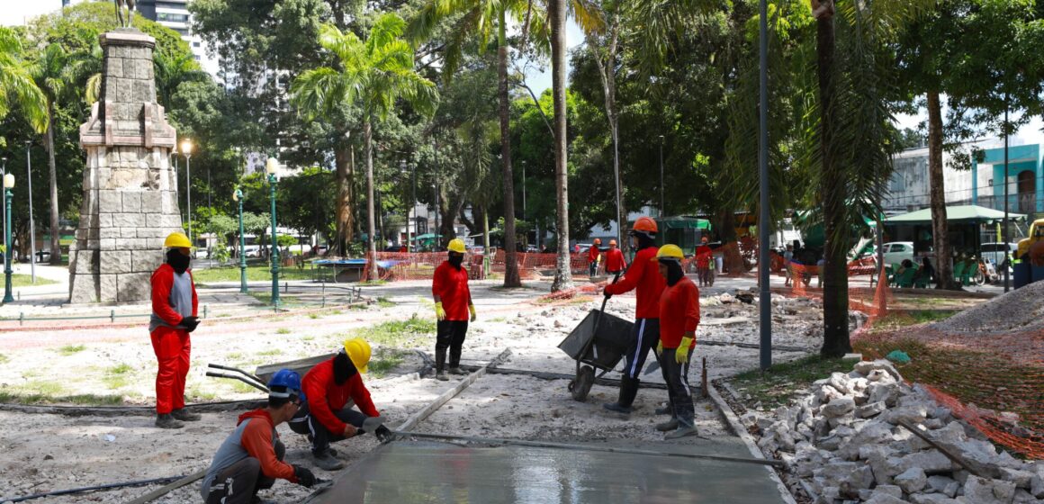 Obras na Praça Brasil avançam 60% e transformam tradicional espaço em parque urbano com academia, pista de corrida e playground