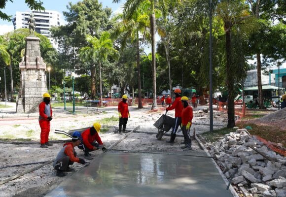Obras na Praça Brasil avançam 60% e transformam tradicional espaço em parque urbano com academia, pista de corrida e playground