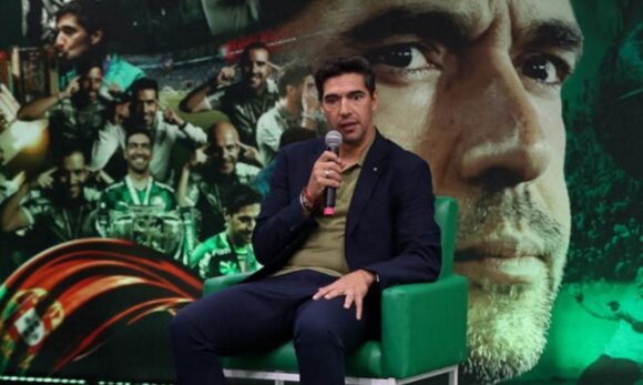 Torcida organizada do Palmeiras pede saída de Abel Ferreira
