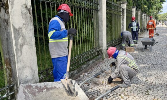 Bosque Rodrigues Alves recebe pintura e manutenção das calçadas em ação de zeladoria da Prefeitura de Belém