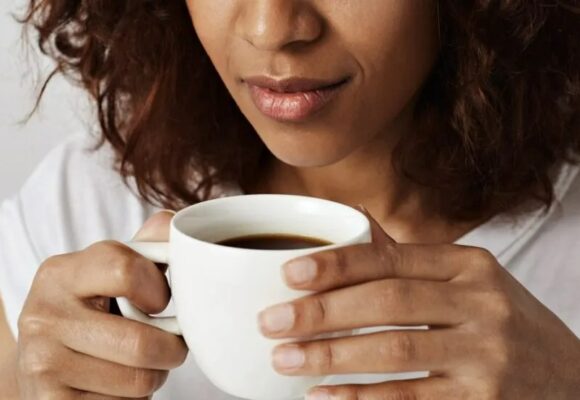 Especialista alerta que consumo excessivo de café pode agravar gastrite, refluxo e Síndrome do Intestino Irritável