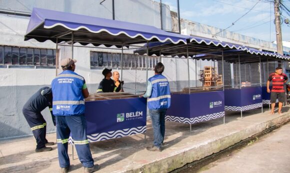 Prefeitura de Belém entrega novas barracas a feirantes após acidente na Feira da Mundurucus
