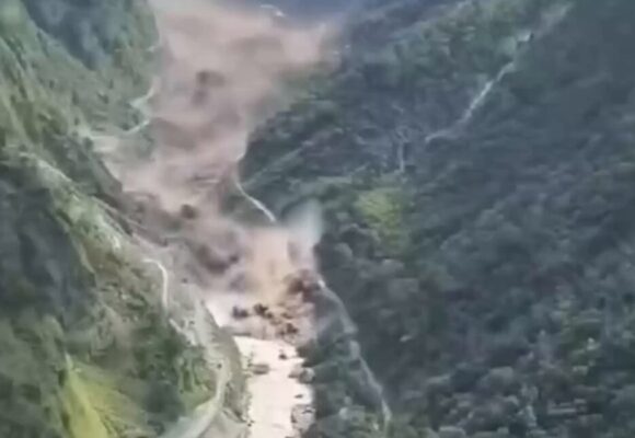 Novas imagens do Nepal mostram o momento da inundação repentina na região de Rasuwa
