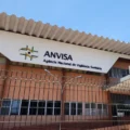 Anvisa proíbe fabricação e venda de cosméticos sem registro, incluindo itens capilares e dermatológicos