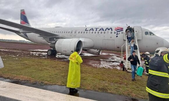 Avião com 151 pessoas sai da pista durante pouso e fica atolado na lama no Paraná