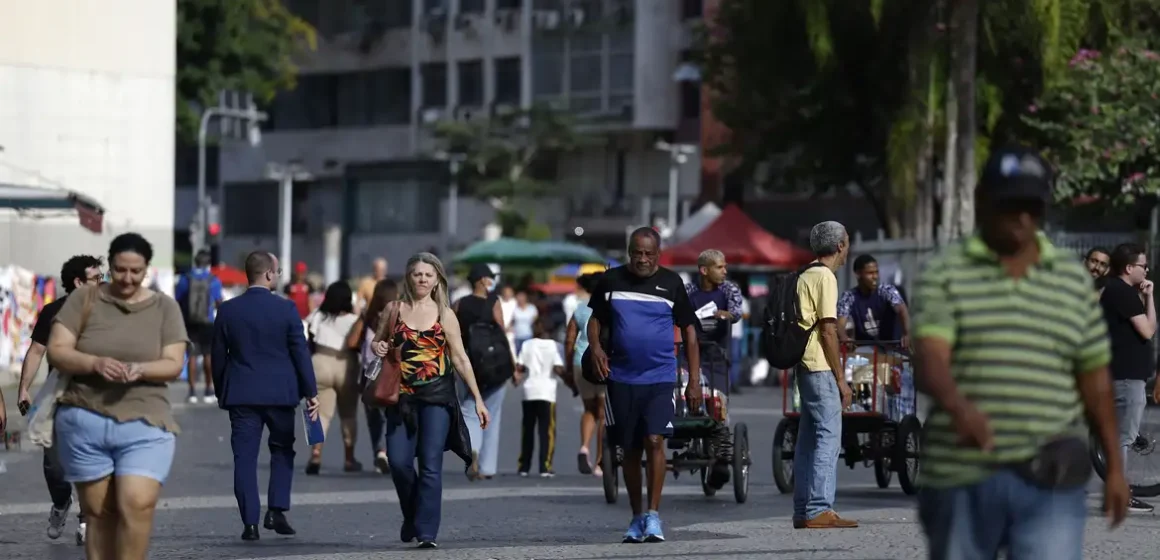 Crescimento populacional do Brasil cai para 0,37% em 2026, com população estimada em 214,2 milhões, aponta IBGE