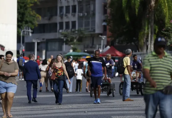 _d6a7603 Crescimento populacional do Brasil cai para 0,37% em 2026, com população estimada em 214,2 milhões, aponta IBGE