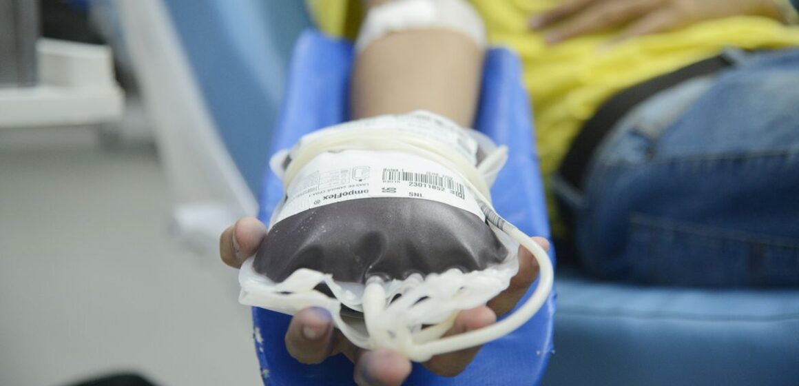 Novas regras reduzem prazos de espera para doação de sangue após tatuagem e piercing a partir de outubro