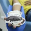 Novas regras reduzem prazos de espera para doação de sangue após tatuagem e piercing a partir de outubro
