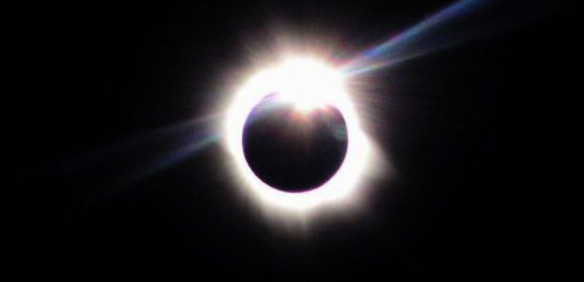 Brasil fica de fora do eclipse solar total, mas Observatório Nacional transmite o fenômeno ao vivo pela internet