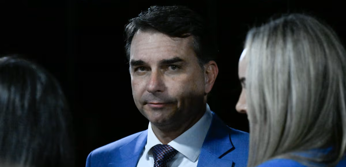 UFRJ nega pós-graduação de Flávio Bolsonaro citada em perfis oficiais; campanha fala em “equívoco”