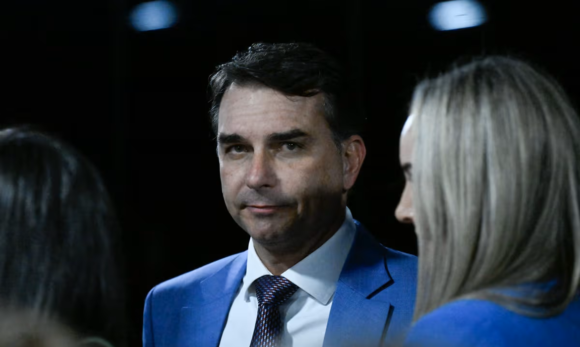 UFRJ nega pós-graduação de Flávio Bolsonaro citada em perfis oficiais; campanha fala em “equívoco”