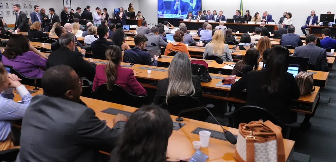 Câmara inicia debate sobre PEC que reduz maioridade penal