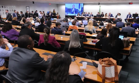 Câmara inicia debate sobre PEC que reduz maioridade penal