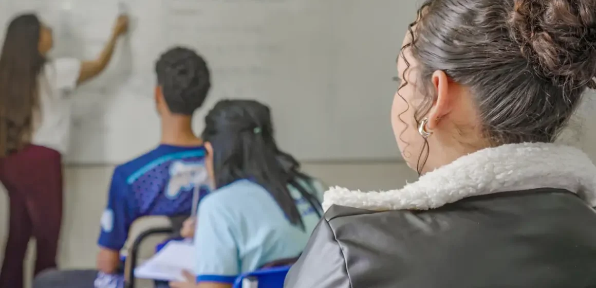 Gravidez na adolescência interrompe estudos de 61% das jovens e reduz autonomia, aponta pesquisa da Plan Brasil