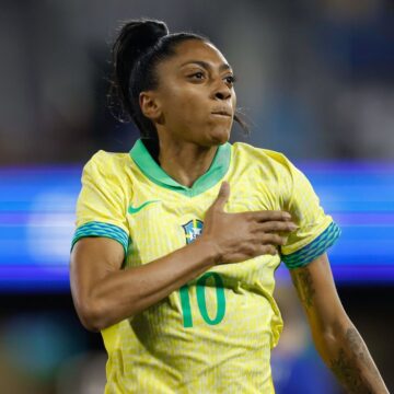 Barcelona anuncia Kerolin em transferência recorde do futebol feminino brasileiro