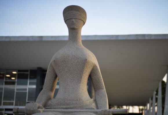 STF manda suspender penduricalhos e determina devolução de valores exorbitantes