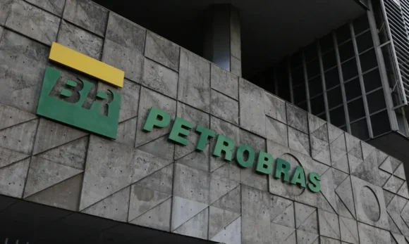 Petrobras lucra R$ 52,4 bilhões no 2º trimestre, alta de 97%, impulsionada por recordes de produção e exportação