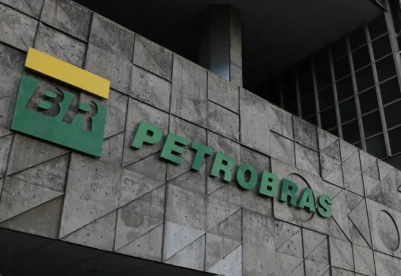 Petrobras lucra R$ 52,4 bilhões no 2º trimestre, alta de 97%, impulsionada por recordes de produção e exportação