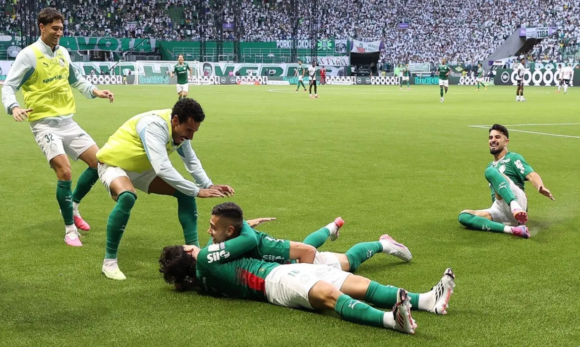 Palmeiras goleia Vasco por 4 a 1 e abre seis pontos de vantagem na liderança do Brasileirão