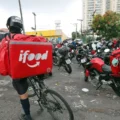 Anvisa libera venda de medicamentos por plataformas como iFood e Rappi, mas exige regulamentação específica