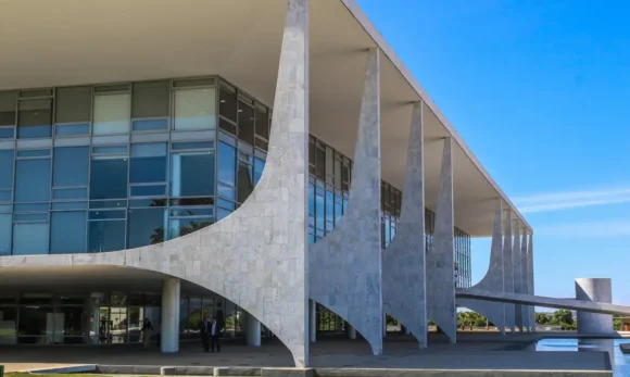 Brasil repudia revogação de visto de embaixadora nos EUA e fala em “escalada de medidas hostis”