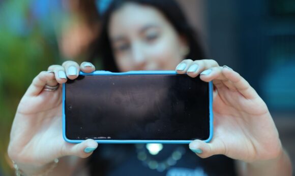 Pesquisa revela que jovens têm consciência dos excessos e pedem mudanças na internet