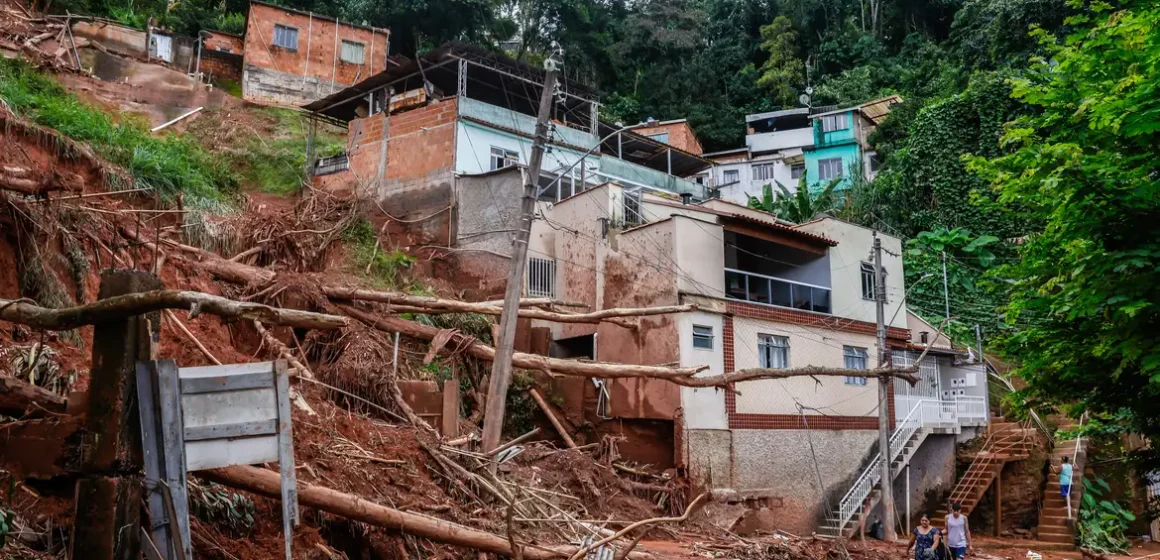 Ministério das Cidades atualiza manual de mapeamento de riscos de desastres em áreas urbanas após quase 20 anos; nova classificação foca em riscos médio, alto e muito alto