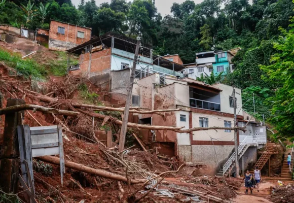 Ministério das Cidades atualiza manual de mapeamento de riscos de desastres em áreas urbanas após quase 20 anos; nova classificação foca em riscos médio, alto e muito alto