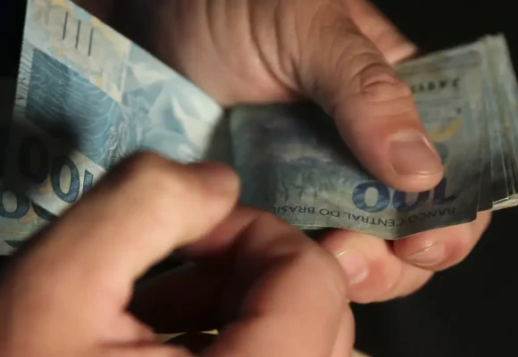 real_moedadinheiro_jfcrz_abr_1701220042_1 Dívida Pública supera R$ 9,2 trilhões pressionada pelos juros