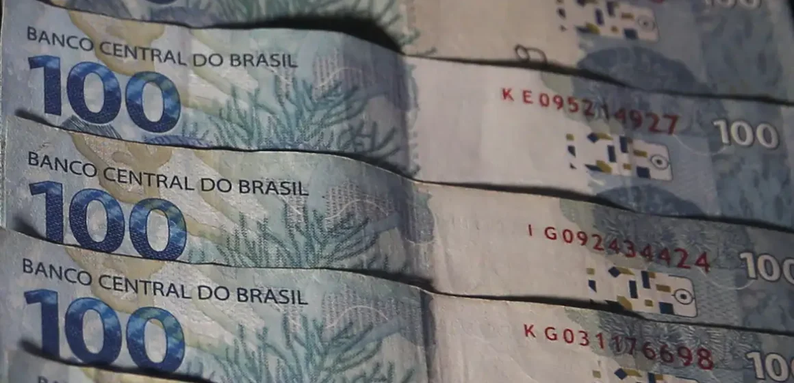 Salário mínimo deverá subir para R$ 1.741 em 2027