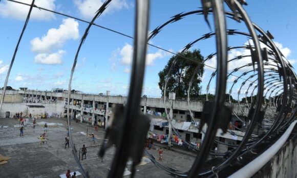 Polícia Penal apreende Starlink, celulares e drogas em presídios do Rio de Janeiro