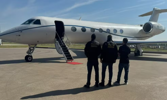 PF localiza avião de Daniel Vorcaro no Paraguai