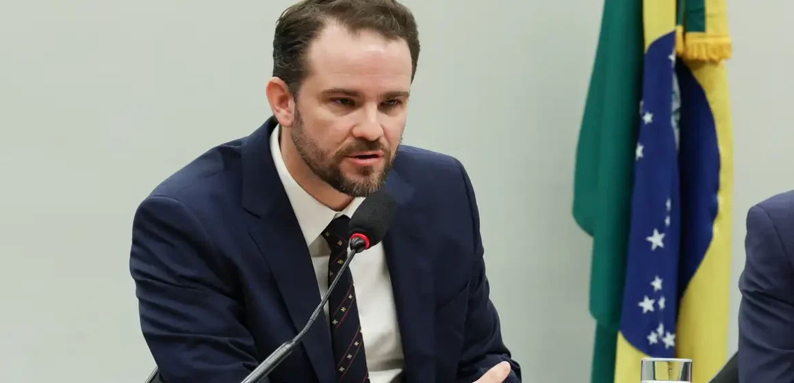 Financiador do filme Dark Horse recebeu dinheiro do crime organizado, diz ministro da Fazenda