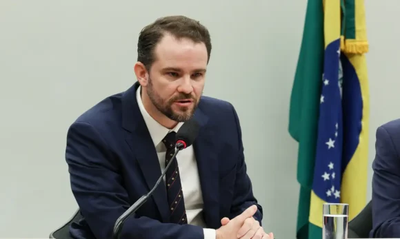 Financiador do filme Dark Horse recebeu dinheiro do crime organizado, diz ministro da Fazenda