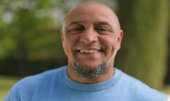 1280x852-banco-mercantil-campanha-com-roberto-carlos-cred-divulgacao-616x410 Roberto Carlos revela ter perdido 99% do que ganhou no futebol: “Conta zerada”