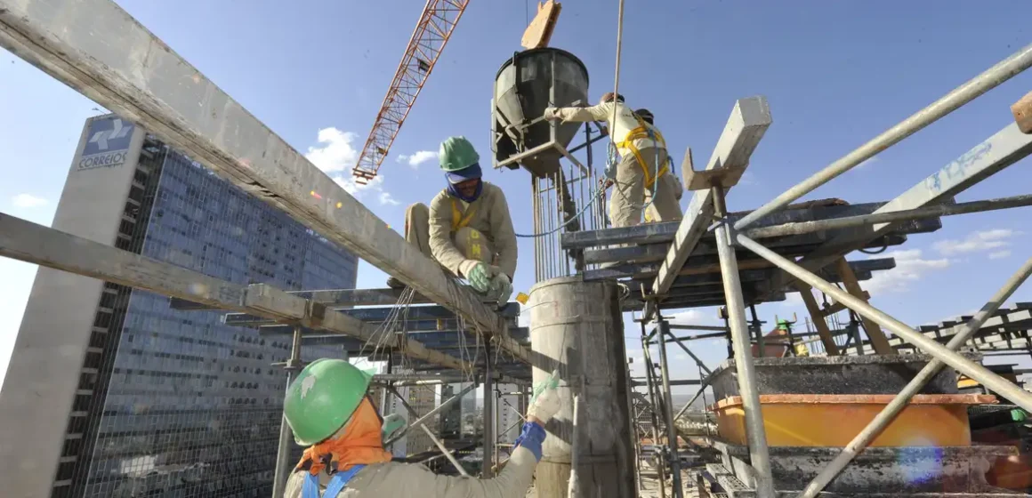 Brasil cria 165,8 mil empregos formais em agosto