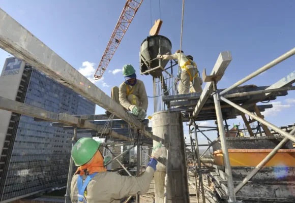 Brasil cria 165,8 mil empregos formais em agosto