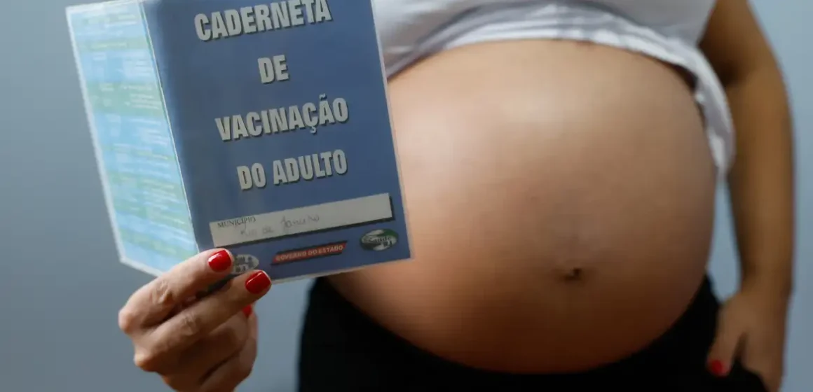 Resistência às vacinas contra gripe e covid coloca gestantes em risco