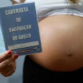 Resistência às vacinas contra gripe e covid coloca gestantes em risco