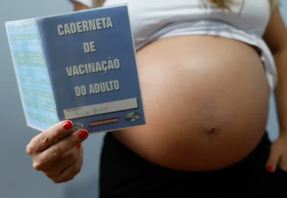 Resistência às vacinas contra gripe e covid coloca gestantes em risco