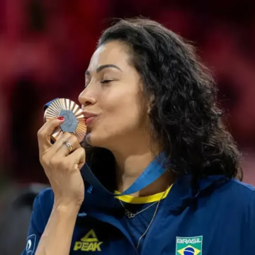 Medalhista olímpica do vôlei, Carolana revela diagnóstico de câncer