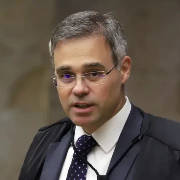 Mendonça homologa delação sobre financiamento de filme sobre Bolsonaro