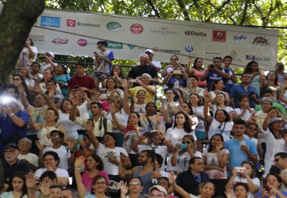 Idosos e pessoas com deficiência retiram ingressos gratuitos para arquibancadas do Círio
