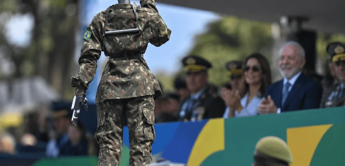 Robo-militar-sauda-autoridades-no-desfile-1 Robô que bateu continência a Lula pode custar R$ 194 mil