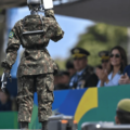 Robô que bateu continência a Lula pode custar R$ 194 mil