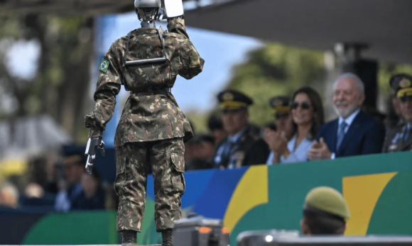 Robo-militar-sauda-autoridades-no-desfile-1 Robô que bateu continência a Lula pode custar R$ 194 mil