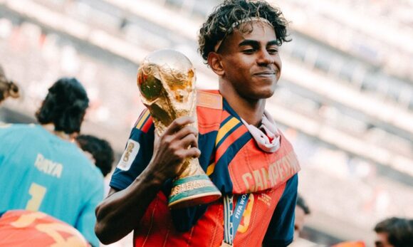 Yamal ironiza ausência entre favoritos de Dembélé para a Bola de Ouro