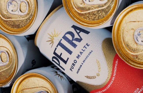 Petra reposiciona a marca para valorizar cerveja premium à brasileira